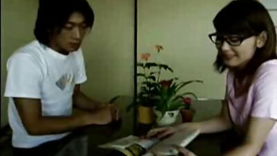 Naturalna mamuśki filmy erotyczne brunetka jest penetrowana w różnych pozycjach