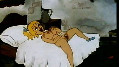 Laska wygląda seksownie sex filmy z mamuskami przed kamerą, robiąc to z kamerzystą w dużym łóżku