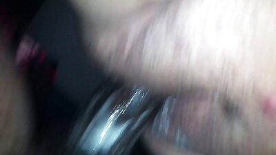 Opalona drobna nastolatka jęczy podczas ostrego ruchania film porno mamuski w POV